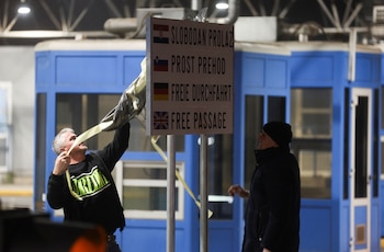 Trabajadores retiran el plástico de una señal mientras se abre la frontera al entrar Croacia en el espacio Schengen libre de controles de la UE, en Bregana, Croacia, 1 de enero de 2023 (REUTERS)