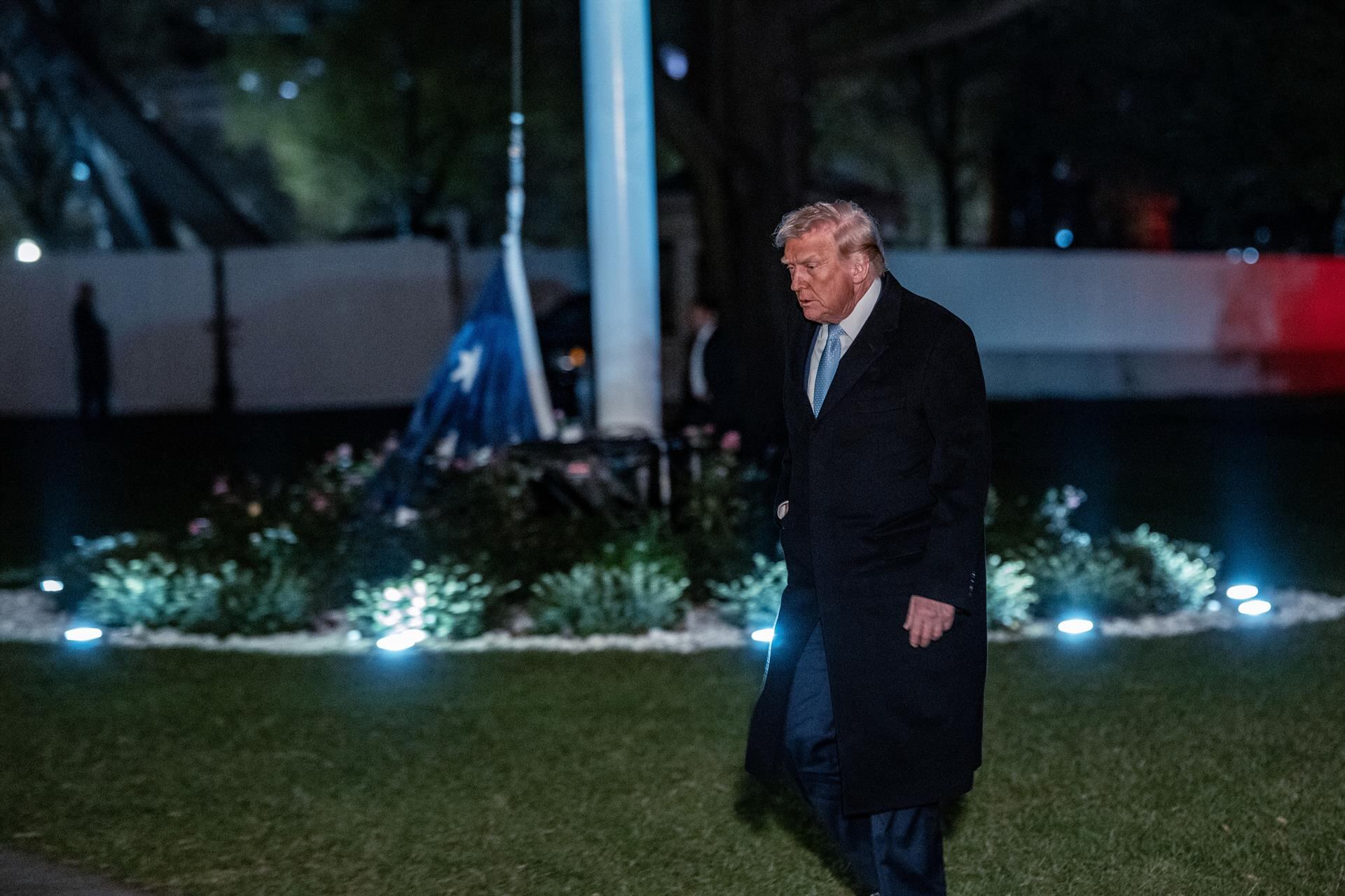 Trump asegura que firmaría la ley para publicar los archivos de Epstein