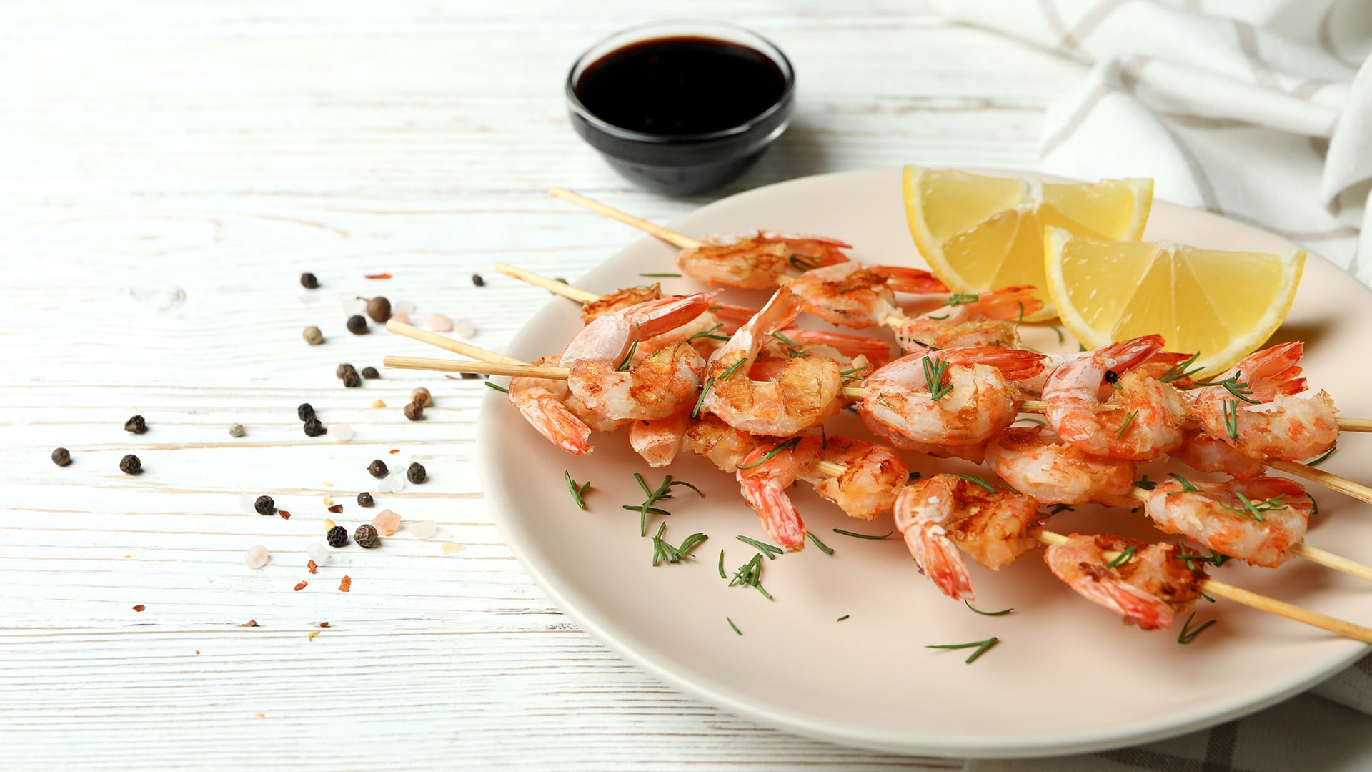 Elegir camarones frescos o congelados sin manchas y prepararlos asados ayuda a conservar su valor nutricional (Freepik)