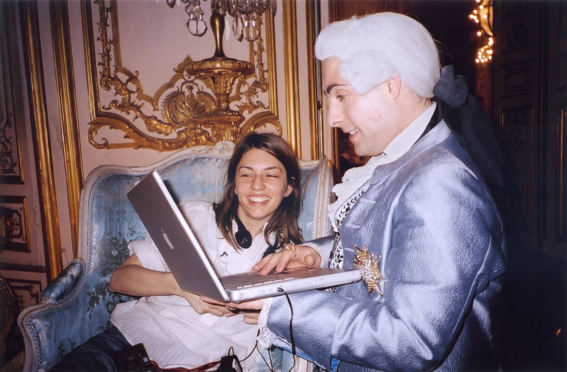 Sofia Coppola en el set del filme con Jason Schwartzman, quien interpretó a Luis XVI de Francia en la película (Andrew Durham)
