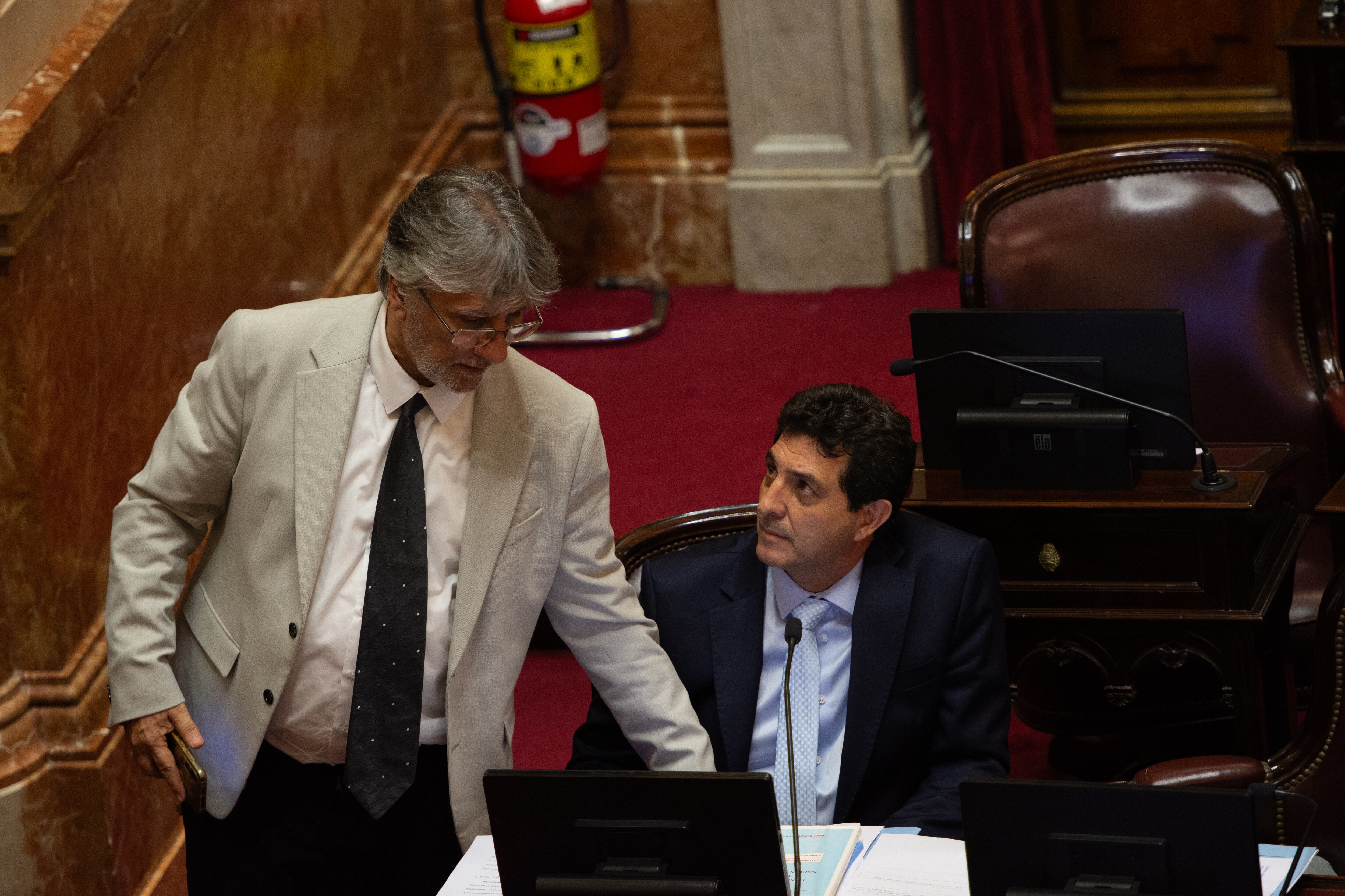 El senador peronista Fernando Rejal -sentado- cuando se cayó la ley de Ficha Limpia en la Cámara alta (RS Fotos)