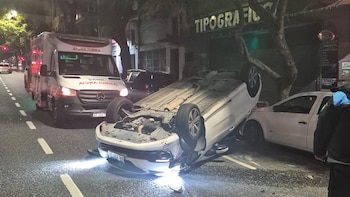 Choque y vuelco en San Cristóbal: un herido debió ser trasladado al Hospital Ramos Mejía