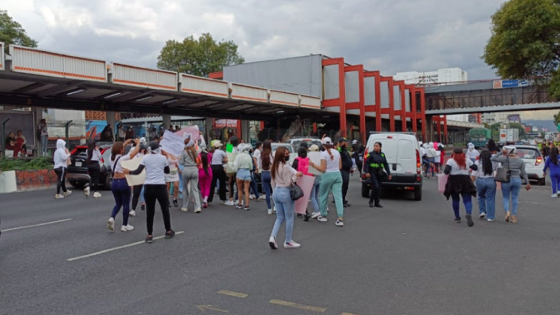 Manifestaciones, accidentes y bloqueos en CDMX y Edomex hoy 26 de enero: Mujeres trans protestan sobre Eje Central