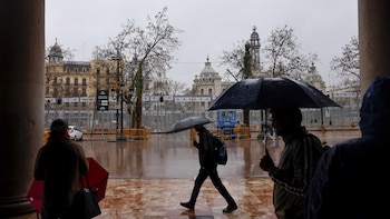 Peligro extremo por lluvias en Valencia y Alicante: la Aemet activa el aviso rojo en un domingo marcado por la DANA Adam
