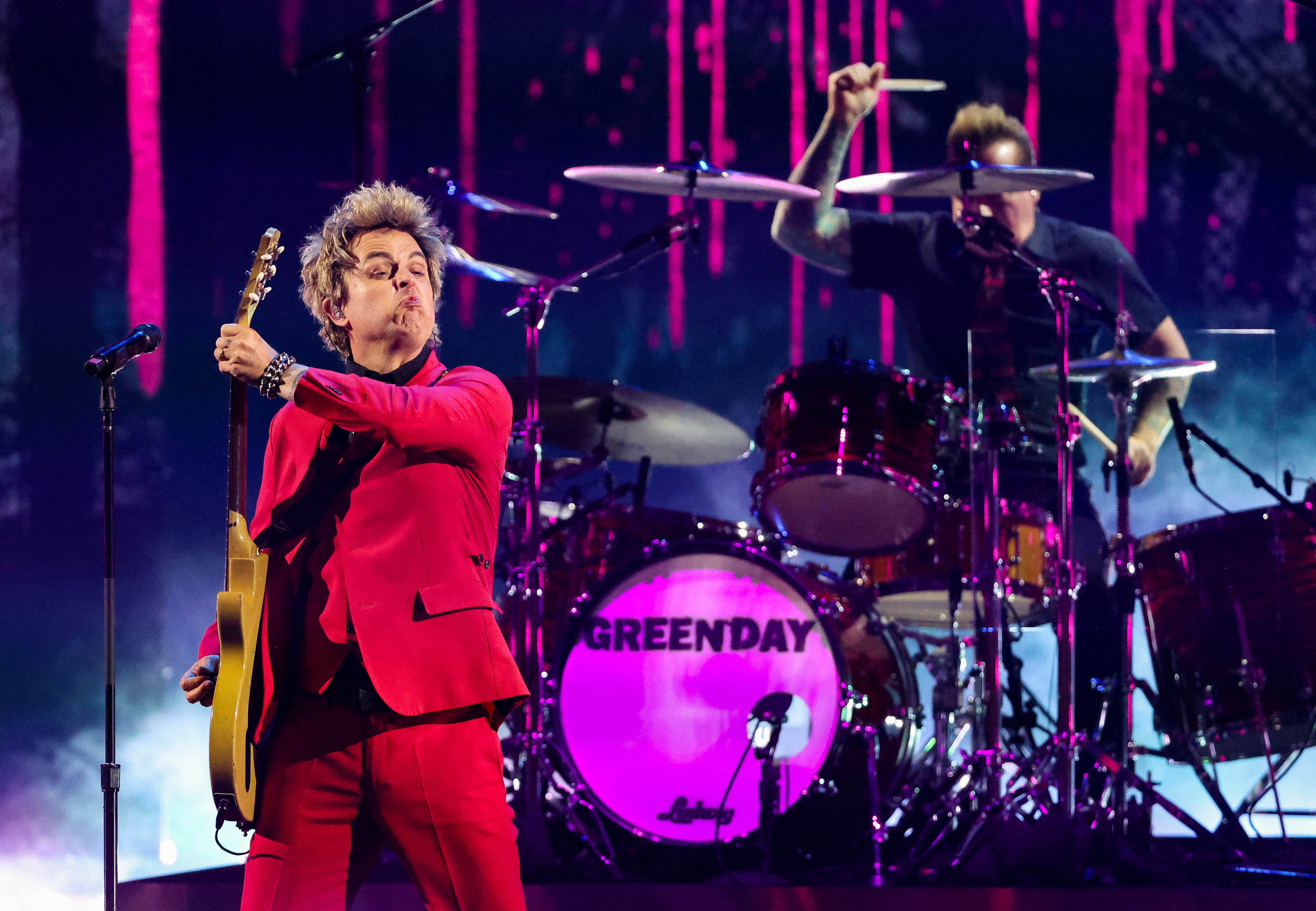Billie Joe Armstrong no contuvo su enojo al reconocer al fan que le arrojó agua en la cara. (REUTERS/Mario Anzuoni)
