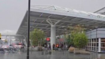 Miles de pasajeros esperan poder