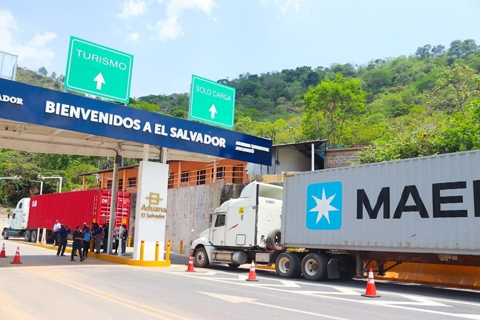 La empresa Smiths Detection suministrará equipos móviles y fijos que permiten inspecciones rápidas y confiables en vehículos y contenedores en puntos fronterizos. (Cortesía: Aduana de El Salvador)