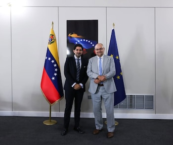 14/09/2026 El director general para Europa del Ministerio para Relaciones Exteriores de Venezuela, Nelson Totesaut (izq.), recibe al nuevo embajador de la Unión Europea en Venezuela, Gilles Bertrand, a su llegada al país latinoamericano.
El nuevo embajador de la Unión Europea en Venezuela, Gilles Bertrand, ha llegado este lunes a Venezuela, como han indicado ambas partes en una jornada en la que la presidenta encargada venezolana, Delcy Rodríguez, ha anunciado al nombramiento del hasta ahora viceministro de Exteriores para el Caribe, Raúl LiCausi, como embajador en Bruselas.
POLITICA SUDAMÉRICA EUROPA VENEZUELA UNIÓN EUROPEA LATINOAMÉRICA SUDAMÉRICA INTERNACIONAL
MINISTERIO DE EXTERIORES DE VENEZUELA