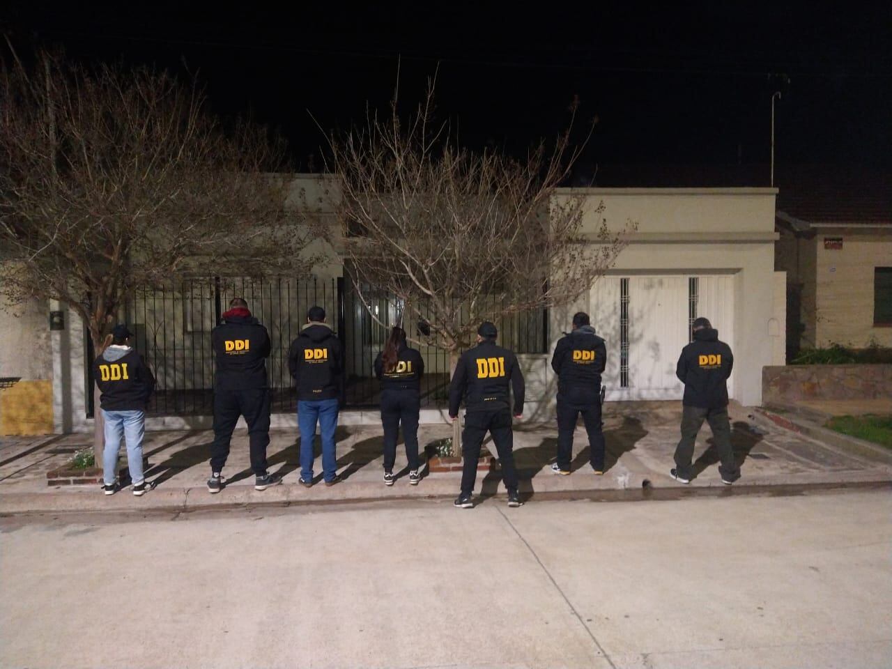Personal de la DDI al frente de uno de los allanamientos