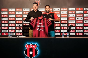 Fotografía cedida por Alajuelense que muestra a su nuevo entrenador, el español Ismael Rescalvo (i), y a su gerente, Carlos Vela, en Alajuela (Costa Rica). EFE/Liga Deportiva Alajuelense /SOLO USO EDITORIAL/NO VENTAS/ SOLO DISPONIBLE PARA ILUSTRAR LA NOTICIA QUE ACOMPAÑA (CRÉDITO OBLIGATORIO) MÁXIMA CALIDAD DISPONIBLE
