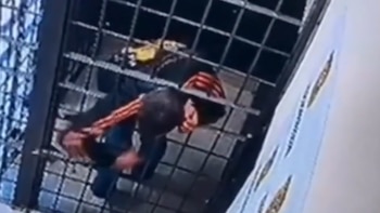 Video: un preso se escurrió entre barrotes separados por 15 centímetros y escapó de una comisaría de Brasil sin que nadie lo detuviera