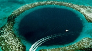 El Gran Agujero Azul de Belice forma parte de la Barrera de Coral y se originó cuando el aumento del nivel del mar inundó antiguas cuevas (Wikimedia Commons)