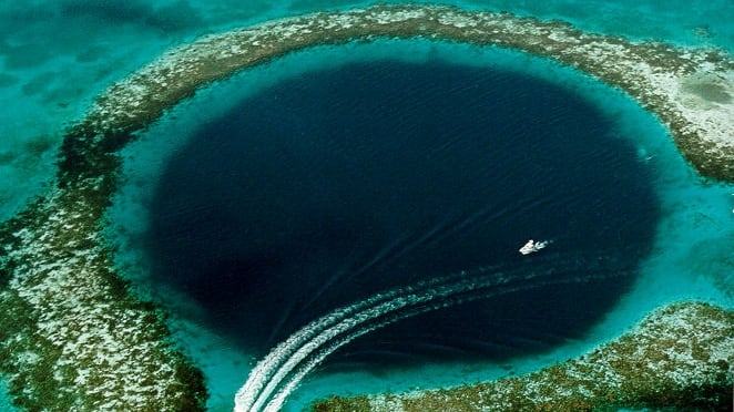 El Gran Agujero Azul de Belice forma parte de la Barrera de Coral y se originó cuando el aumento del nivel del mar inundó antiguas cuevas (Wikimedia Commons)