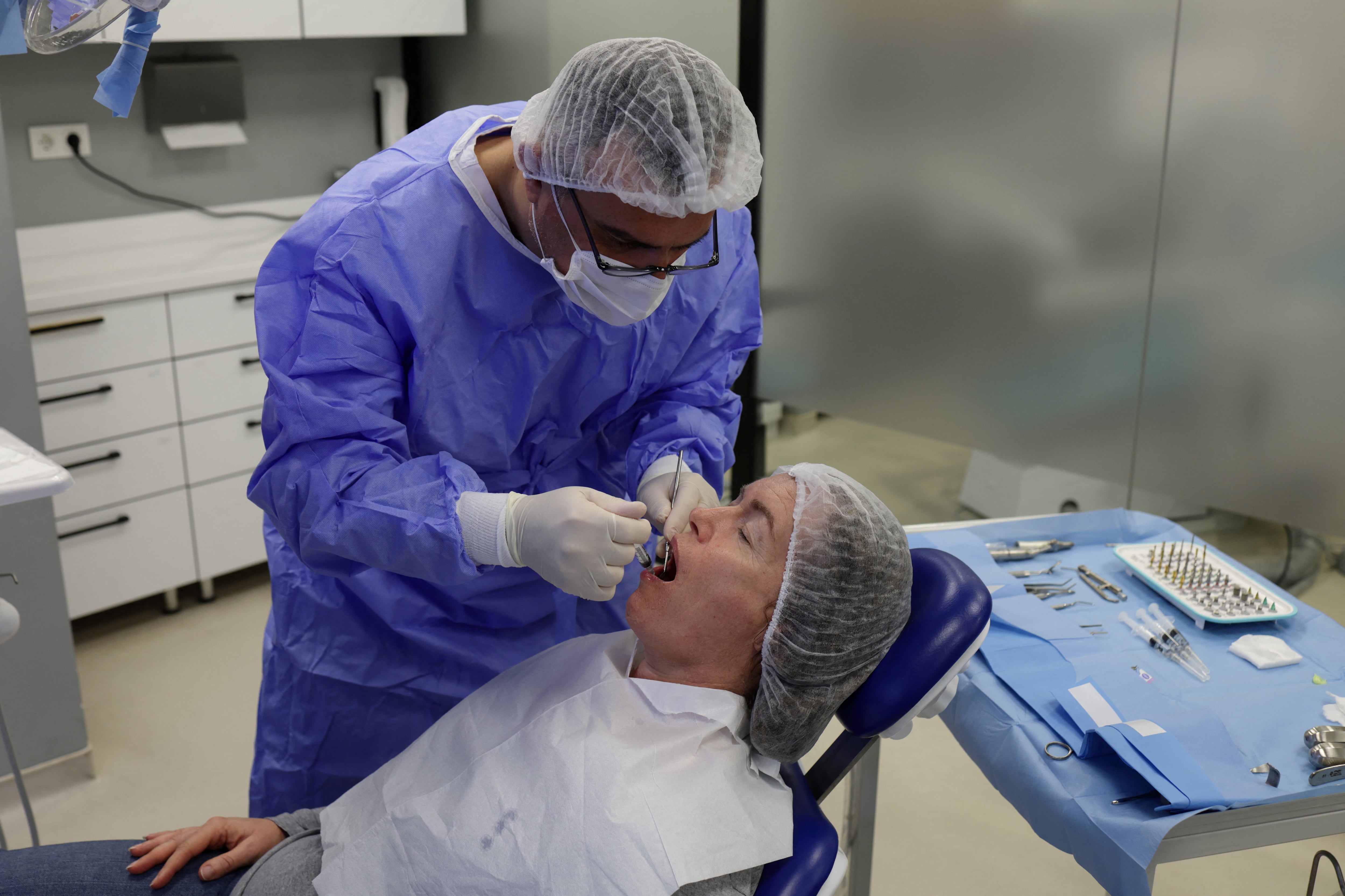 La técnica de carga inmediata permite al paciente masticar con sus nuevos implantes desde el mismo día de la intervención. REUTERS/Murad Sezer