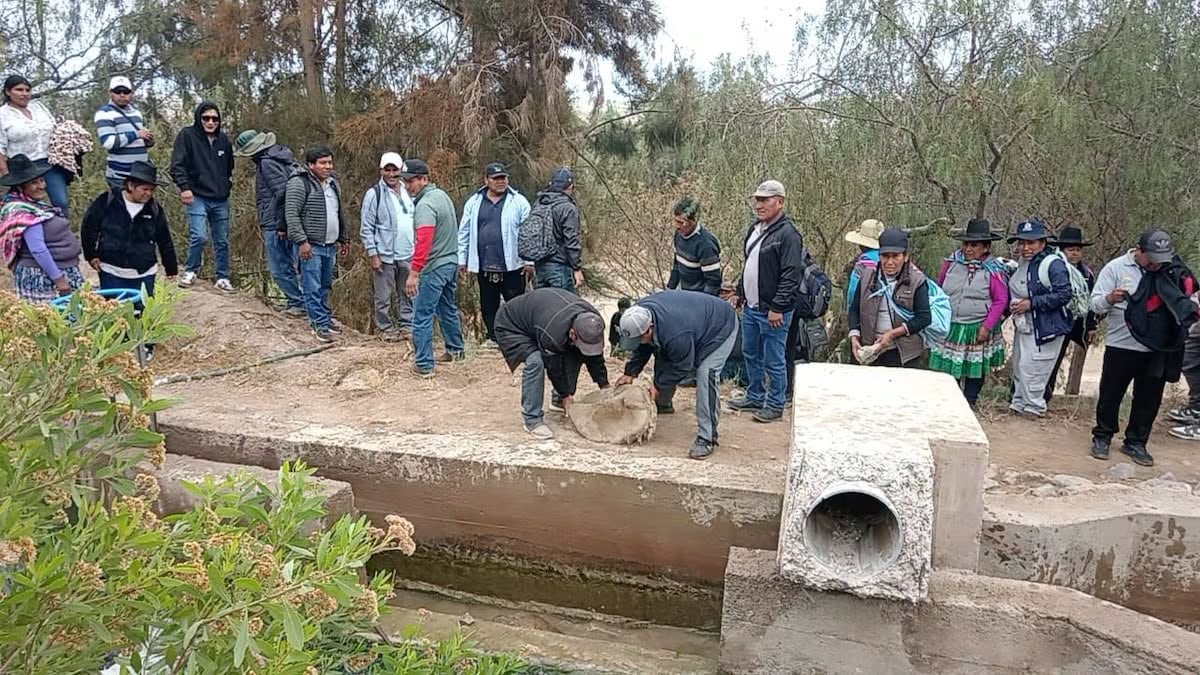 Comuneros de Tacna bloquean bocatoma de agua hacia Moquegua por observación de ley de límites territoriales entre regiones. (Foto: La Gran Sala de Noticias)