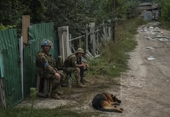 Dos soldados rusos junto a