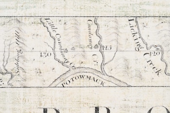 Detalle de un mapa antiguo en blanco y negro con anotaciones topográficas, ríos rotulados en tinta y una línea horizontal numerada