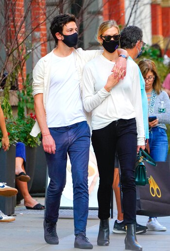 Celebrities-en-un-clic-Karlie-Kloss-And-Joshua-Kushner-Hold-29092020