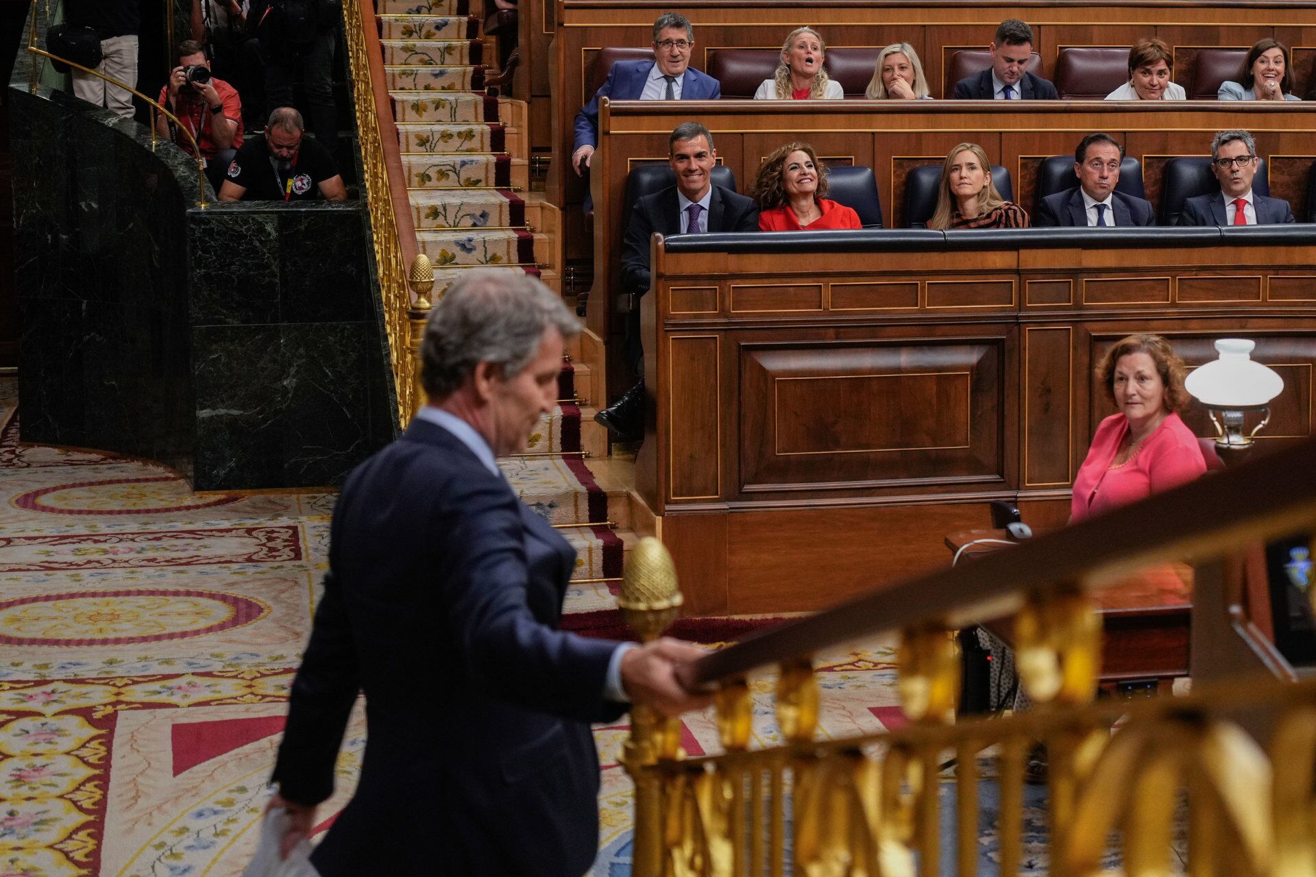 El presidente del PP, Alberto Núñez Feijóo, es observado por el presidente del Gobierno, Pedro Sánchez, durante el pleno extraordinario este miércoles. (EFE/Borja Sánchez-Trillo)