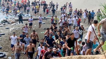 El CNI advirtió a Delegación de Gobierno de Ceuta de un llamamiento por redes “para asalto por valla y mar”: “Hay 180.000 seguidores. Para que te hagas a la idea del alcance”