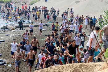 Miles de personas acceden a Ceuta desde Marruecos. (EFE/Reduan Dris)
