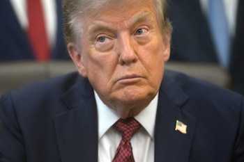 El presidente de Estados Unidos, Donald Trump, habla en la Oficina Oval el viernes 24 de julio de 2026 en Washington. (AP Foto/Rod Lamkey, Jr.)