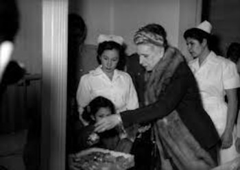 El libro empieza conMaría Izaguirre,