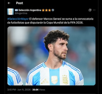 Primer plano de Marcos Senesi, jugador de fútbol con camiseta celeste y blanca de la Selección Argentina, mirando a la derecha