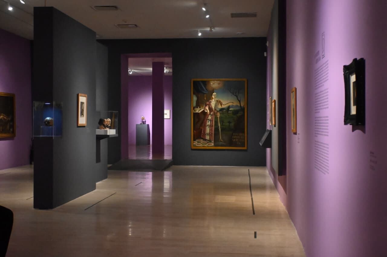 Cerca de 180 piezas de 30 colecciones públicas y privadas conforman la muestra en la que se aprecian pinturas, esculturas, fotografías, figuras de cera, títeres, botones, lápidas, utensilios médicos, indumentaria de duelo y guardapelos. (INBAL)