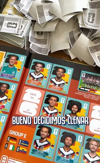 La forma en que Liss y Ricardo llenan el álbum del Mundial causa risas - crédito cejaspobladas/IG