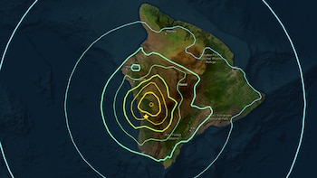 Mapa satelital de la isla de Hawái con un epicentro sísmico marcado por una estrella amarilla y círculos concéntricos de intensidad de color verde y amarillo