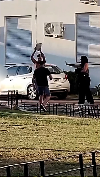 El vendedor tomó una baldosa