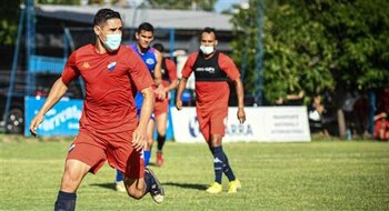 Nacional de Paraguay entrenó con mascarillas ante de enfrentar a Sport Huancayo.
