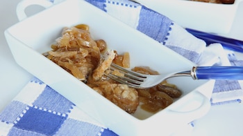 Olvida la receta que hacemos en España: Italia demuestra que las mejores sardinas en escabeche se adoban con cebolla dulce y pasas