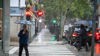 Los termómetros bajan hasta 10 grados con 7 CC.AA en aviso por tormentas, viento, ola rissagas y calor