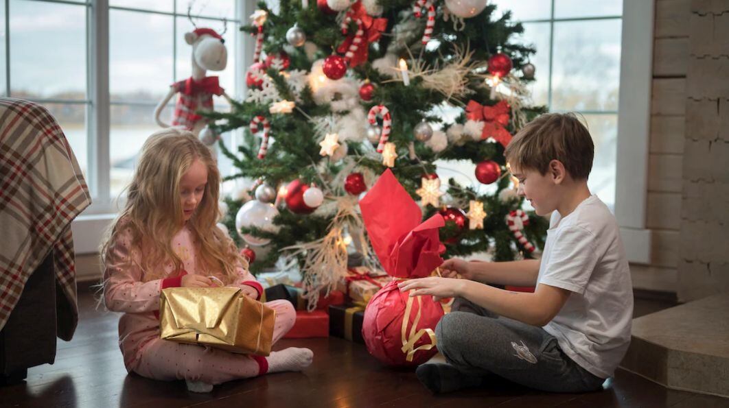 Esta Navidad 2025, los juguetes clásicos y creativos vuelven a ocupar un lugar central en las celebraciones familiares. - crédito Freepik