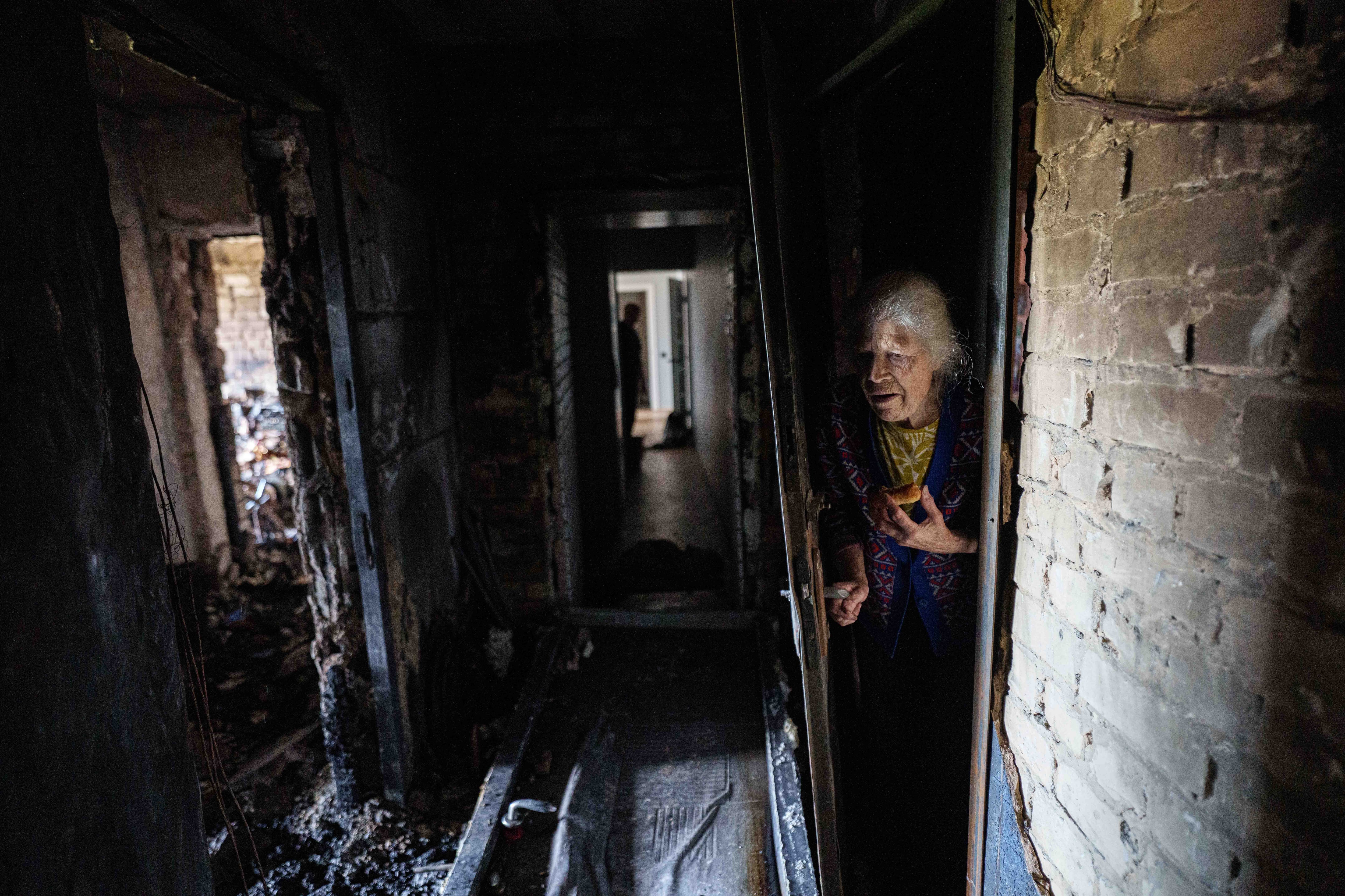 Galyna Danilova, de 84 años, contempla su apartamento destruido en un edificio residencial de Kiev. Rusia afirmó haber atacado únicamente instalaciones militares, pero el bombardeo alcanzó barrios residenciales de la capital. (AP Photo/Evgeniy Maloletka)