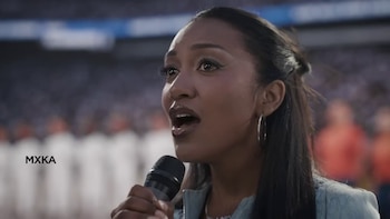 Artistas hispanos cantan el himno de EEUU por el Día de la Independencia