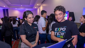 Estudiantes salvadoreños crean "Koko’s Talk" una aplicación para acercar la lengua de señas a más personas