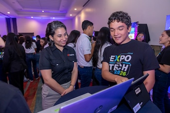 Estudiantes muestran la plataforma de KokosTalk en Feria de Tecnologia en la Expo Tech 2026 (Foto cortesía )