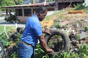 La eliminación de los posibles criaderos del mosquito transmisor del dengue es una tarea que involucra a la población. (Minsa)