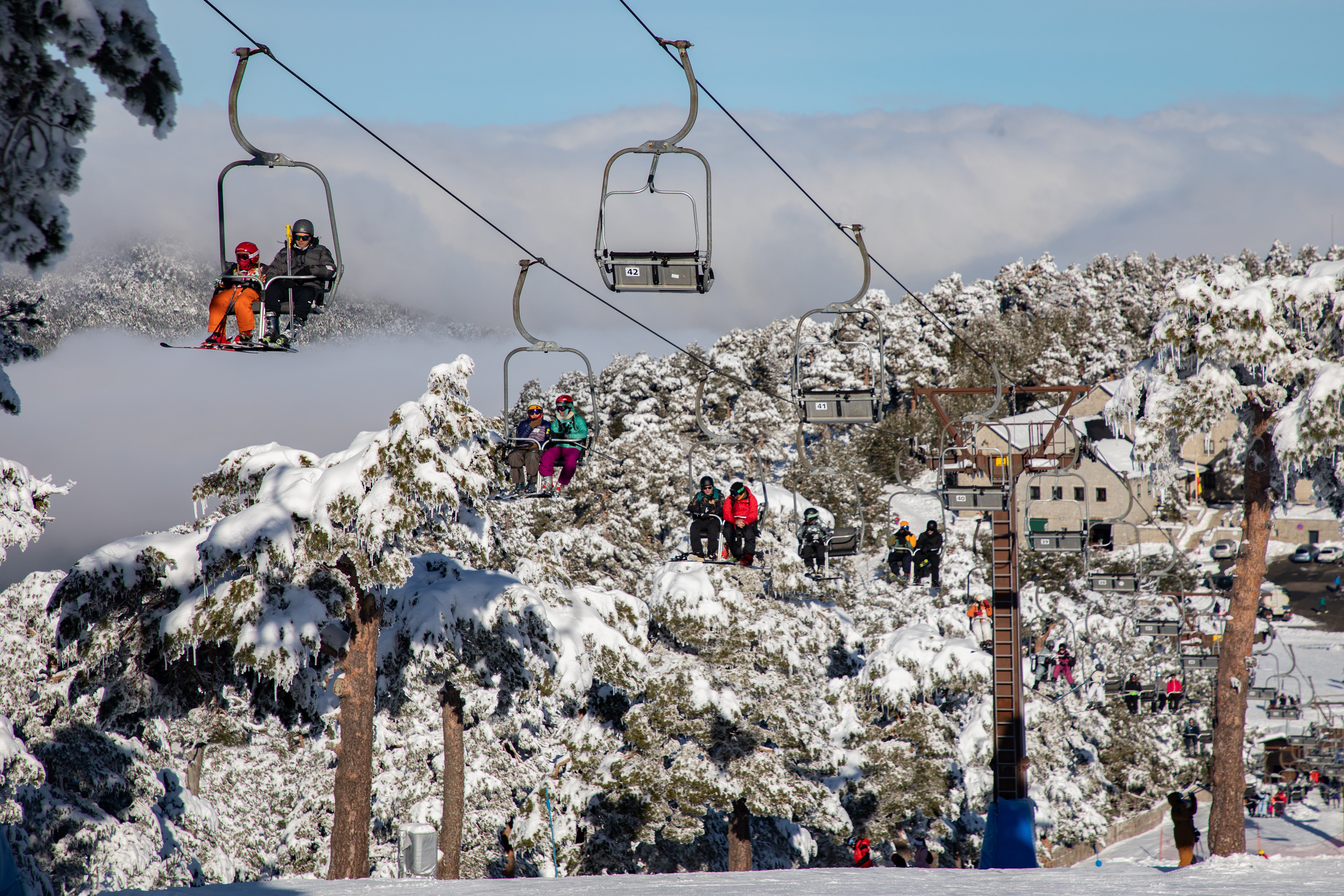 Personas practicando esquí durante la temporada de esquí en Navacerrada, a 20 de enero de 2026, en la zona de la Comunidad de Madrid. (Rafael Bastante/Europa Press)