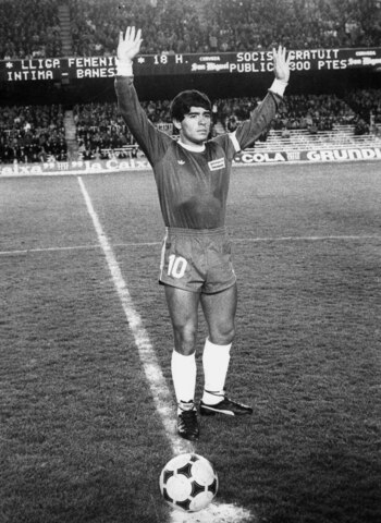 En la imagen, el astro del f�tbol argentino Diego Armando Maradona, portando el uniforme del Argentinos Juniors. EFE/Archivo
