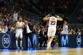 Sergio Llull celebra una canasta