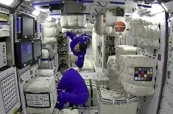 El sedentarismo se parece a la falta de gravedad en sus efectos: los músculos, al no trabajar, se deterioran (imagen de archivo de astronautas chinos en la estación espacial china en 2021 (AMP)