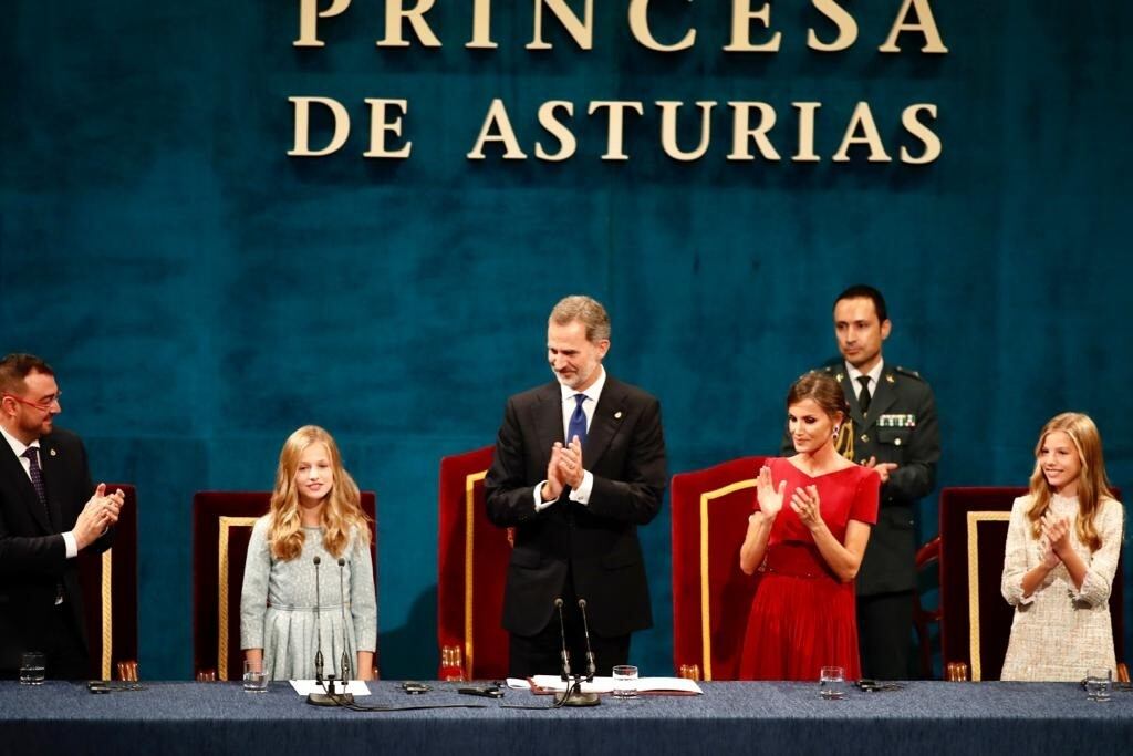 El presidente del Principado, Adrián Barbón, el Rey Felipe VI, la Reina Letizia y la Infanta Sofía ovacionan a la Princesa Leonor tras su discurso en la ceremonia de entrega de los Premios Princesa de Asturias 2019. (Damian Arienza - EUROPA PRESS).