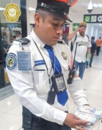 El oficial Javier Santiago encontró