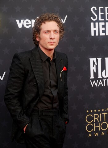 Jeremy Allen White vestido por