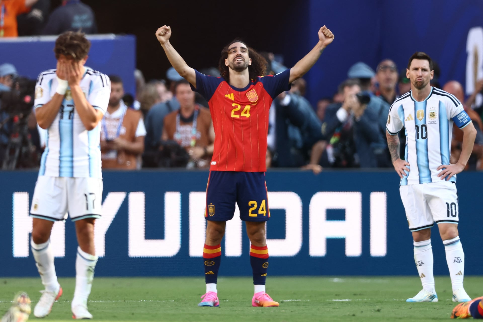 Marc Cucurella festeja el triunfo ante la desazón de Giuliano Simeone y Lionel Messi (Foto CHARLY TRIBALLEAU / AFP)