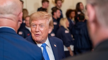Trump dice que ya solo negocia "a medias" con Irán mientras espera a que Teherán se desgaste por las sanciones